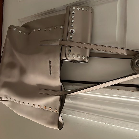 Michael Kors pocketbook and matching wallet - Picture 2 of 4